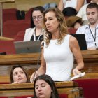 La diputada de la CUP Laia Estrada pregunta al president Salvador Illa durant la sessió de control al Parlament.