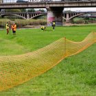 Els tècnics iniciant les obres de renaturalització del riu Francolí.