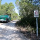 Un vehicle dels Agents Rurals, a l'entrada d'un dels accessos a l'espai natural de les Muntanyes Tivissa-Vandellòs, al terme municipal de Mont-roig del Camp