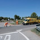 Treballadors de carreteres de l'estat treballen després d'un accident mortal, prop d'un senyal d'stop per accedir a una de les entrades de Montbrió del Camp