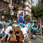 La cercavila va omplir de festa i música els carrers del barri.