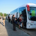 Diversos passatgers agafant els autobusos per continuar el trajecte des de l'estació de tren de Cunit.
