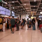 Imatge d'arxiu de gent acumulada a l'estació de Sants.