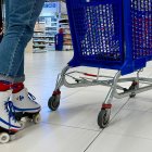 Imatge d'un client amb patins per un Carrefour.