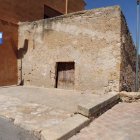 La Pallissa de Jordi s'ubica davant de l'antic Hospital de Pelegrins.