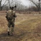 Imatge d'arxiu d'un militar en un camí.