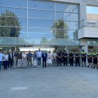 Minut de silenci davant de l'Ajuntament de Salou en record dels dos menors morts ofegats aquest dimarts a la platja Llarga.