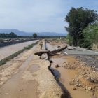 Imatge d'una carretera en mal estat després d'aiguats a l'Ebre.