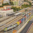 Imatge d’un tren de mercaderies al seu pas per l’estació de Tarragona.