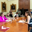 La consellera Sílvia Paneque; l’alcaldessa, Sandra Guaita; i la delegada del Govern a Tarragona, Lucía López, durant la reunió a l’Ajuntament de Reus.