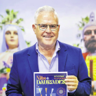 L’alcalde de Salou, Pere Granados, amb el cartell de l’edició d’enguany de les Nits Daurades, que començaran aquest divendres.