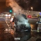 Els bombers durant l'extinció d'un vehicle al polígon Francolí.
