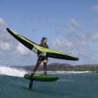 Imatge d'una esportista practicant Wing Foil.