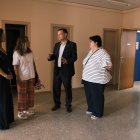 Responsables de l’Ajuntament, la Tresoreria General de la Seguretat Social i APRODISCA a la Casa del Mar.