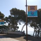 Imatge dels cartells informatius en una platja de Mont-roig del Camp.