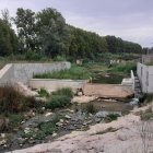 S'eliminaran petites estructures per a la millora del comportament hidrodinàmic i se soterrarà l'actual cablejat aeri del sistema de mesura per millorar la seva protecció i operativitat en episodis d'avinguda.