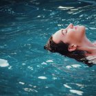 Imatge d'una noia en una piscina.