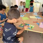 Imatge del grup de petits del casal de la Fundació Pere Tarrés a l’Escola Saavedra, treballant amb plastilina.