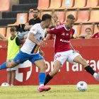 Víctor Narro condueix la pilota en el partit de pretemporada contra l'FC Andorra.