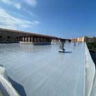 Tasques de renovació de la coberta del recinte firal.