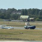 Imagen de la avioneta rodeada de vehiculos de emergencia en el Aeropuerto de Birmingham.