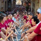 La llarga del Cos de Bastoners de l’Esbart Santa Tecla va començar a la plaça de les Cols.