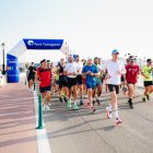 Més de 300 'runners' va acompanyar a pitufollow durant el repte al Port de Tarragona.