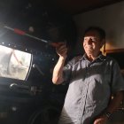 El responsable del cinema de Bot, Josep Mulero, mostra l'interior d'un dels projectors antics de l'equipament cultural.