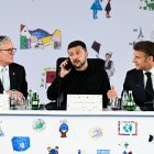 El president d'Ucraïna, Volodímir Zelenski, parla per telèfon al costat del primer ministre del Regne Unit, Keir Starmer, i del president de França, Emmanuel Macron