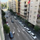 Imatge de diversos vehicles circulant pel carrer Pere Martell aquest cap de setmana