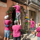 El muntatge de l’arc de branques d’olivera, amb la seva decoració, es fa a terra i després es col·loca a l’entrada del carreró