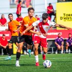 Pol Fernández defensant una acció del partit.