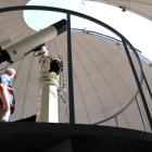 Un investigador de l'Observatori de l'Ebre fent les fotografies diàries al sol amb telescopio Zeiss.