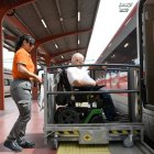Imatge d’un assistent d’Adif Acerca utilitzant una de les noves plataformes.
