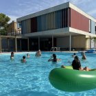 Famílies gaudint de la piscina de la casa de colònies Artur Martorell de Calafell.