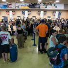 Cua de gent esperant per facturar el seu equipatge a l’Aeroport.