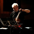 Jordi Savall tocant la viola de gamba al Festival Jordi Savall al monestir de Santes Creus