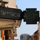 Un cartell d'una farmàcia de Tortosa marca els 43 graus de calor