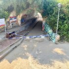 Imatge del pas que dóna accés a la platja Llarga tallat.