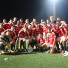 Els jugadors del Nàstic amb el trofeu després del partit.