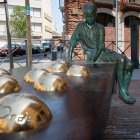 Fotografia de l’escultura Gaudí Nen, d’Artur Aldomà. A pocs metres de distància es troba la casa natal d’Antoni Gaudí.