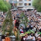 La recuperada Carrossa del Sant en una plaça de la Font abarrotada de persones per l’arribada de l’aigua miraculosa.