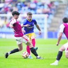 El lateral Martí Vilà pressionat per Óscar Sanz en el duel del Nàstic el curs passat a l’Estadi Nacional.