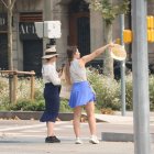 Dues turistes amb barrets durant el pic de l'onada de calor aquest diumenge a Barcelona