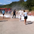 Jocs amb espuma al final de l'activitat 'Foc mirat sense por' a Alfara de Carles.