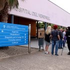 Imatge d’arxiu de diferents usuaris a l’entrada de l’Hospital Comarcal del Vendrell, gestionat per la Fundació Hospital de Sant Pau i Santa Tecla de Tarragona.