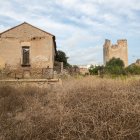 El Mas dels Canonges es troba al costat de l’entrada principal del Complex Educatiu de Tarragona.