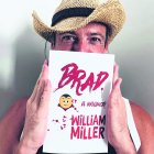 William Miller amb la seva primera novel·la Brad el Influencer durant l’entrevista amb EFE a Salou.