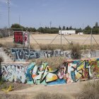 Fotografia del Parc de la Festa on s'observa una de les actuals canalitzacions de formigó