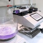 Aparell extrusor utilitzat per l’equip investigador de la URV per elaborar les microcàpsules d’alginat i PEGDA en el marc del projecte de recerca.